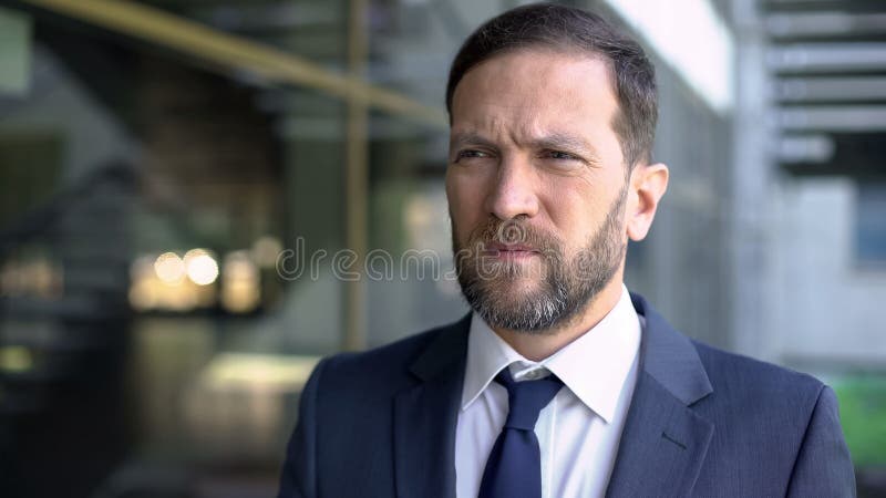 O fim preocupado do trabalhador de escritório acima, pensando sobre o negócio importante, forçou o estilo de vida imagem de stock royalty free O fim preocupado do trabalhador de escritório acima, pensando sobre o negócio importante, forçou o estilo de vida imagem de stock royalty free