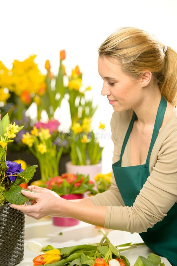 O florista arranja as flores da mola coloridas