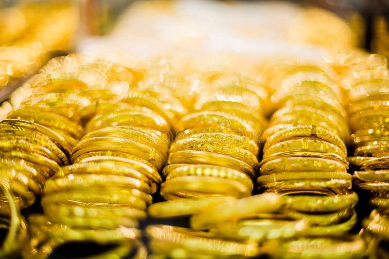 O foco seletivo ao ouro e o bracelete são joia do ouro na mostra imagem de stock royalty free O foco seletivo ao ouro e o bracelete são joia do ouro na mostra imagem de stock royalty free