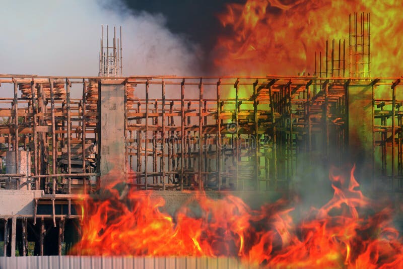 O fogo, a área de construção do canteiro de obras do fogo, a queimadura da casa do fogo, o fumo e a poluição do fogo queimam-se n imagens de stock O fogo, a área de construção do canteiro de obras do fogo, a queimadura da casa do fogo, o fumo e a poluição do fogo queimam-se n imagens de stock