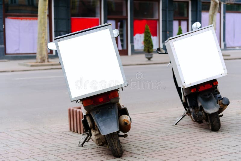 O fornecimento de serviços das bicicletas motorizadas estacionou na borda da estrada, vista traseira imagens de stock royalty free O fornecimento de serviços das bicicletas motorizadas estacionou na borda da estrada, vista traseira imagens de stock royalty free