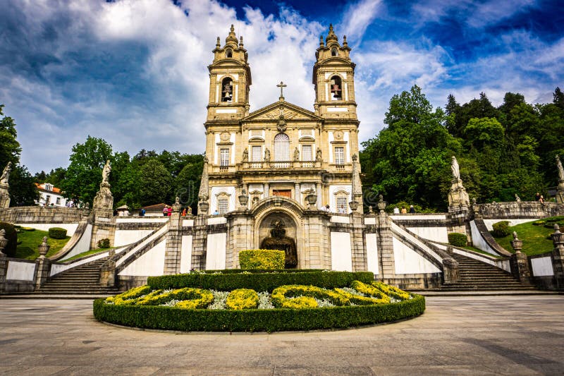 O fotografie panoramică a sanctuarului bom Isus din Braga, care arată o arhitectură frumoasă și grădini royalty free stock photos