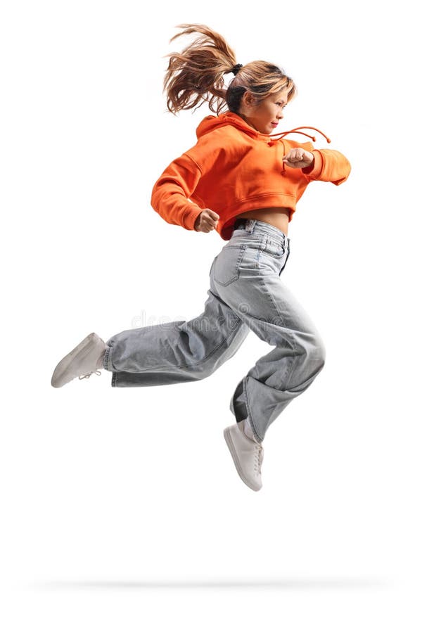 O fotografie pe lungime completă a unei femei asiatice dansând și sărind royalty free stock image