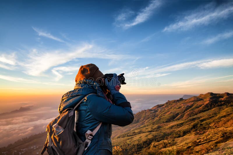 O fotógrafo profissional das mulheres bonitas toma imagens com DSLR imagens de stock royalty free O fotógrafo profissional das mulheres bonitas toma imagens com DSLR imagens de stock royalty free