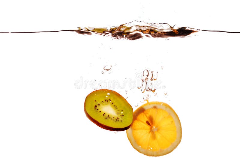 O fruto que cai na água fotos de stock royalty free O fruto que cai na água fotos de stock royalty free
