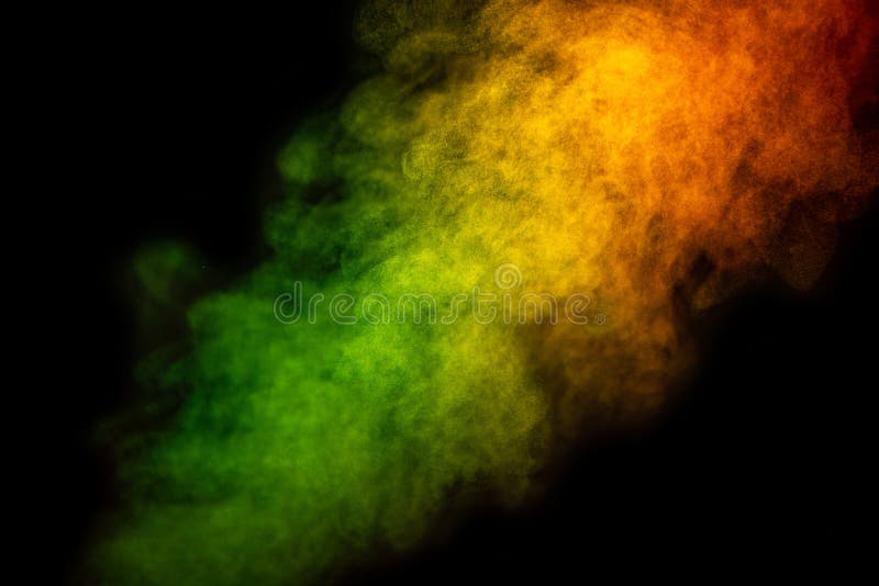 O fumo verde-claro e amarelo isolado no fundo preto é macro fotografia de stock royalty free O fumo verde-claro e amarelo isolado no fundo preto é macro fotografia de stock royalty free