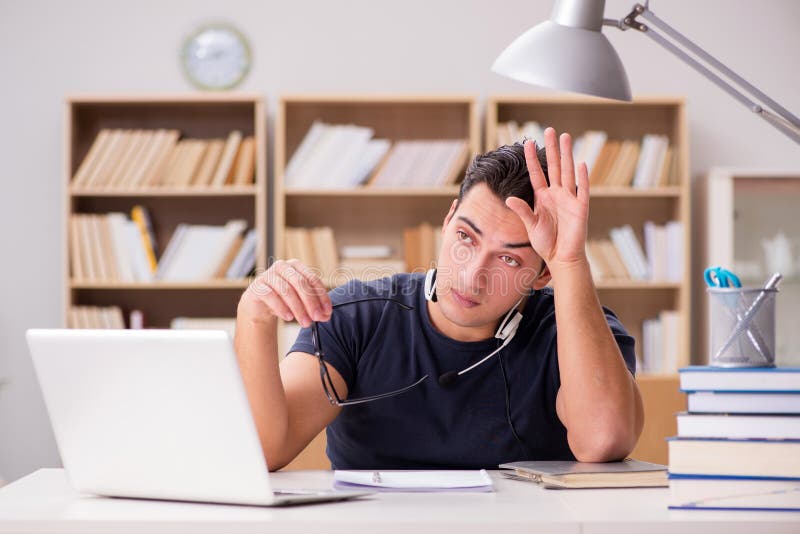 O funcionamento trabalhado autônomo novo no computador fotos de stock O funcionamento trabalhado autônomo novo no computador fotos de stock