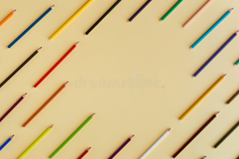 O fundo colorido com muitas cores pastel dos pastéis alinhou no amarelo foto de stock royalty free O fundo colorido com muitas cores pastel dos pastéis alinhou no amarelo foto de stock royalty free