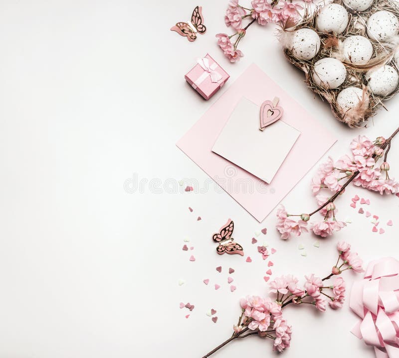 O fundo da Páscoa com configuração do plano dos ovos, presentes, decorações floresce e anula a zombaria do cartão acima imagens de stock O fundo da Páscoa com configuração do plano dos ovos, presentes, decorações floresce e anula a zombaria do cartão acima imagens de stock