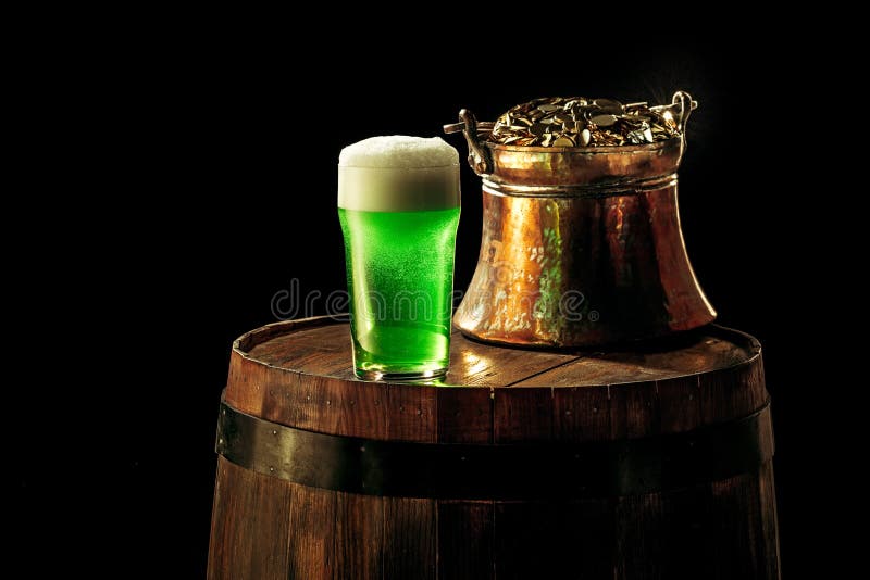 O fundo de madeira com lotes de moedas de ouro e uma grande caneca de cerveja com uma curva verde fotografia de stock royalty free O fundo de madeira com lotes de moedas de ouro e uma grande caneca de cerveja com uma curva verde fotografia de stock royalty free