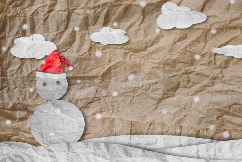 O fundo do Natal, boneco de neve que veste o chapéu vermelho de Santa no inverno com nuvens brancas neva, corte do papel feito do imagem de stock royalty free O fundo do Natal, boneco de neve que veste o chapéu vermelho de Santa no inverno com nuvens brancas neva, corte do papel feito do imagem de stock royalty free