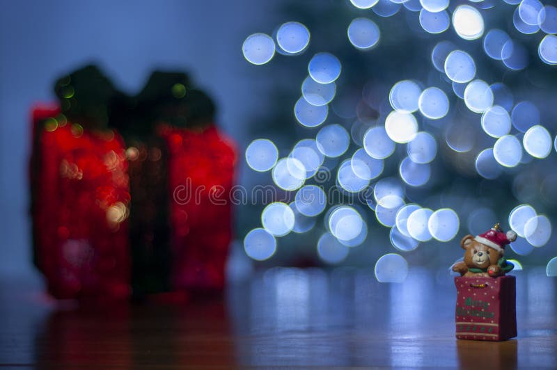 O Fundo Para a Mensagem Do Natal Com Vermelho De Santa Iluminou a árvore Da Caixa De Presente E De Natal Com Luzes De Natal Imagem de Stock - Imagem de projeto, O Fundo Para a Mensagem Do Natal Com Vermelho De Santa Iluminou a árvore Da Caixa De Presente E De Natal Com Luzes De Natal Imagem de Stock - Imagem de projeto,