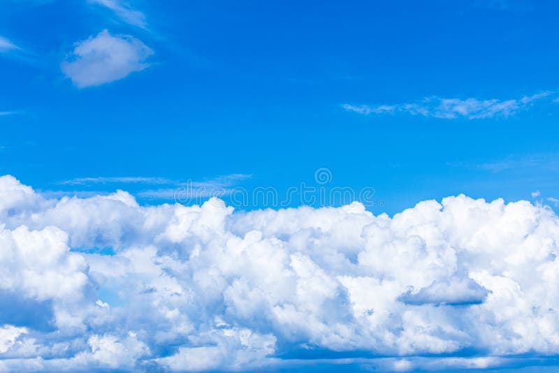 O fundo vívido do céu ou do céu com as nuvens brancas sob os raios do sol foto de stock O fundo vívido do céu ou do céu com as nuvens brancas sob os raios do sol foto de stock