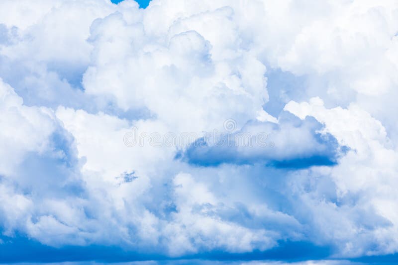 O fundo vívido do céu ou do céu com as nuvens brancas sob os raios do sol foto de stock O fundo vívido do céu ou do céu com as nuvens brancas sob os raios do sol foto de stock