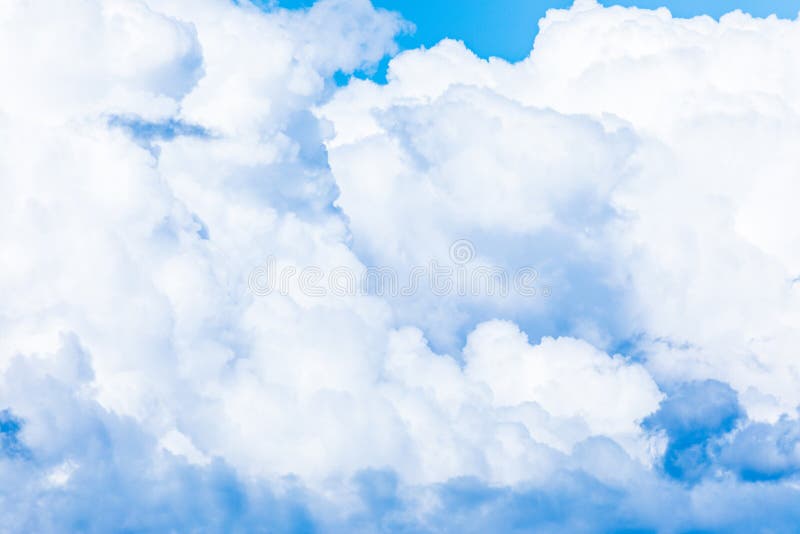 O fundo vívido do céu ou do céu com as nuvens brancas sob os raios do sol imagens de stock O fundo vívido do céu ou do céu com as nuvens brancas sob os raios do sol imagens de stock