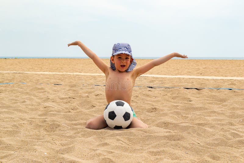 O futebol das brincadeiras na praia imagens de stock royalty free O futebol das brincadeiras na praia imagens de stock royalty free