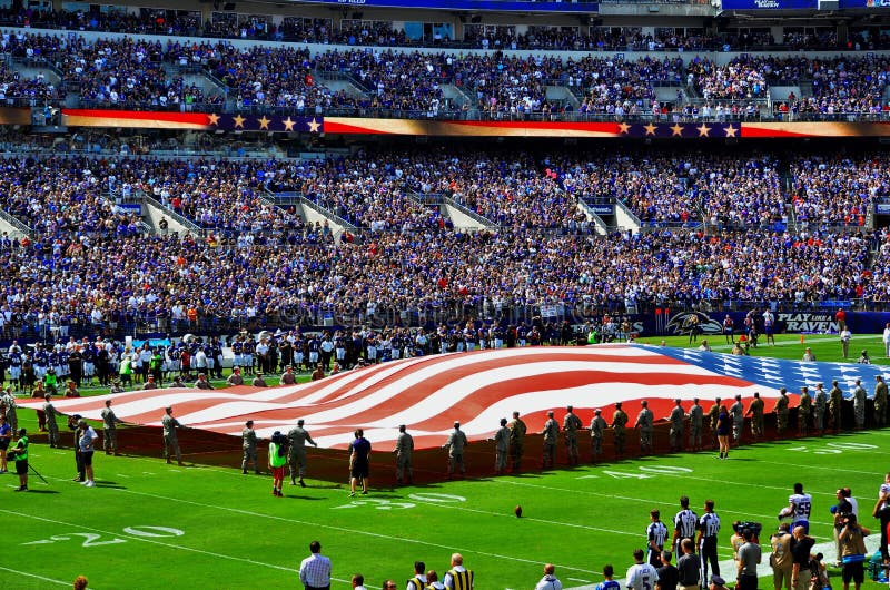 O futebol dos corvos paga o tributo a 9/11 imagens de stock O futebol dos corvos paga o tributo a 9/11 imagens de stock