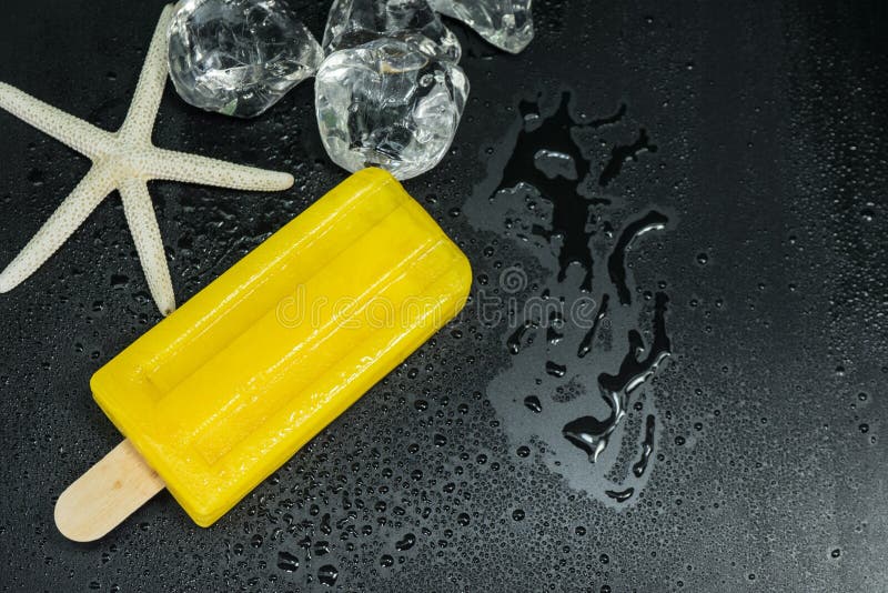 O gelado cola com gelo e estrela do mar no fundo preto fotos de stock O gelado cola com gelo e estrela do mar no fundo preto fotos de stock