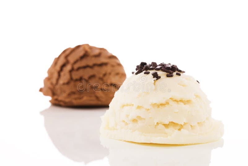 O gelado do sabor da baunilha com chocolate desintegra-se na frente do gelado de chocolate