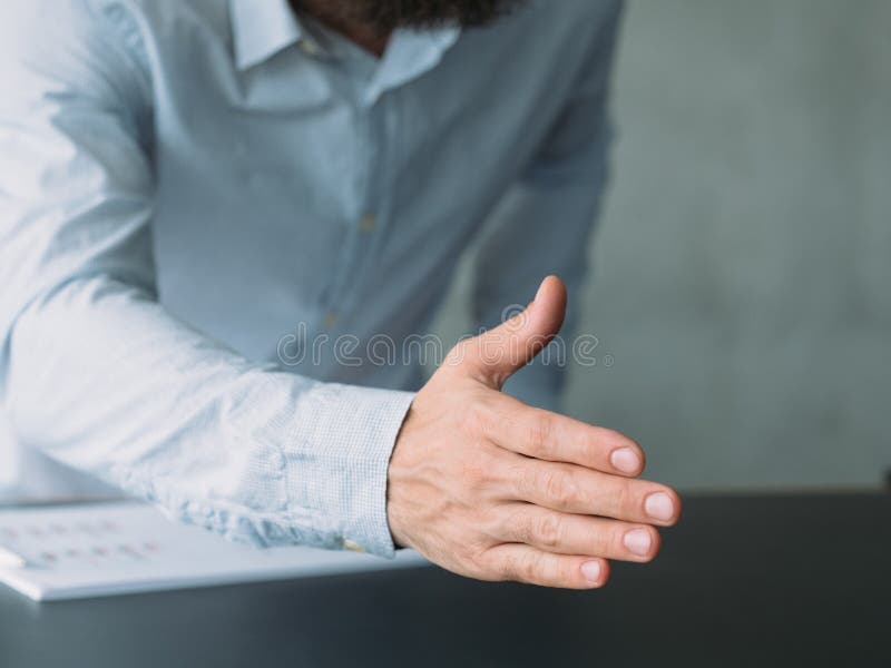 O gerente da conferência de negócio cumprimenta participantes foto de stock O gerente da conferência de negócio cumprimenta participantes foto de stock