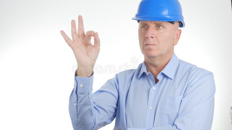 O gerente Wearing Engineer Helmet faz a bom sinal do trabalho gestos de mão APROVADOS foto de stock royalty free