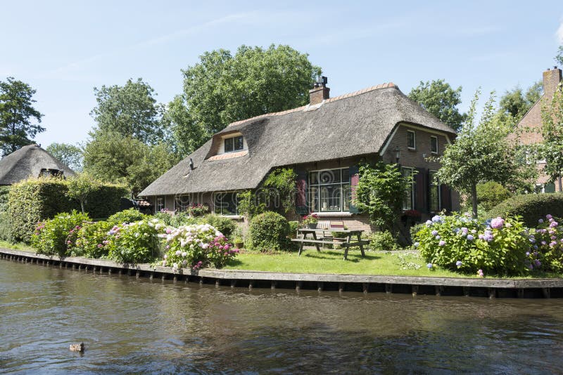 O giethoorn da vila na Holanda foto de stock O giethoorn da vila na Holanda foto de stock