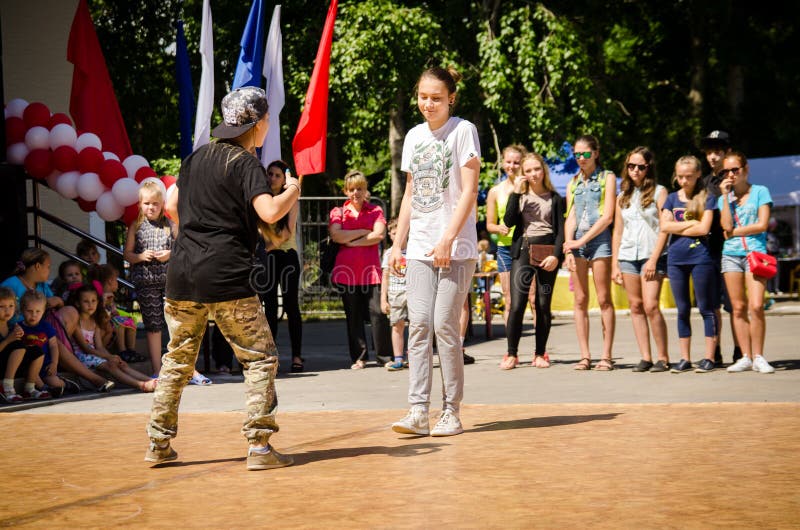 O girsl de dois breakdancer dança o hip-hop no quadrado com espectadores foto de stock O girsl de dois breakdancer dança o hip-hop no quadrado com espectadores foto de stock