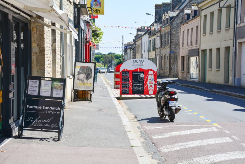O glise do ‰ de Sainte-Mère-à era a primeira vila em Normandy liberou pelo exército de Estados Unidos no dia D, o 6 de junho de fotografia de stock O glise do ‰ de Sainte-Mère-à era a primeira vila em Normandy liberou pelo exército de Estados Unidos no dia D, o 6 de junho de fotografia de stock