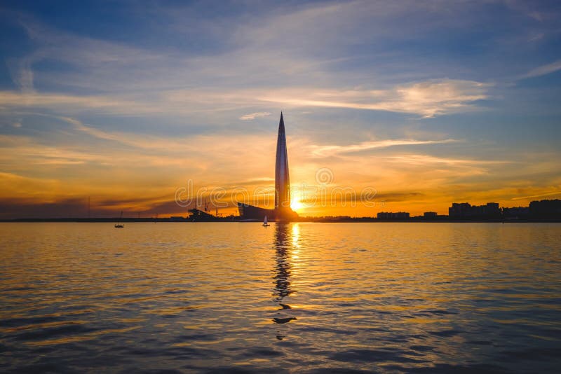O Golfo da Finl?ndia azul alaranjado, St Petersburg, R?ssia imagens de stock O Golfo da Finl?ndia azul alaranjado, St Petersburg, R?ssia imagens de stock