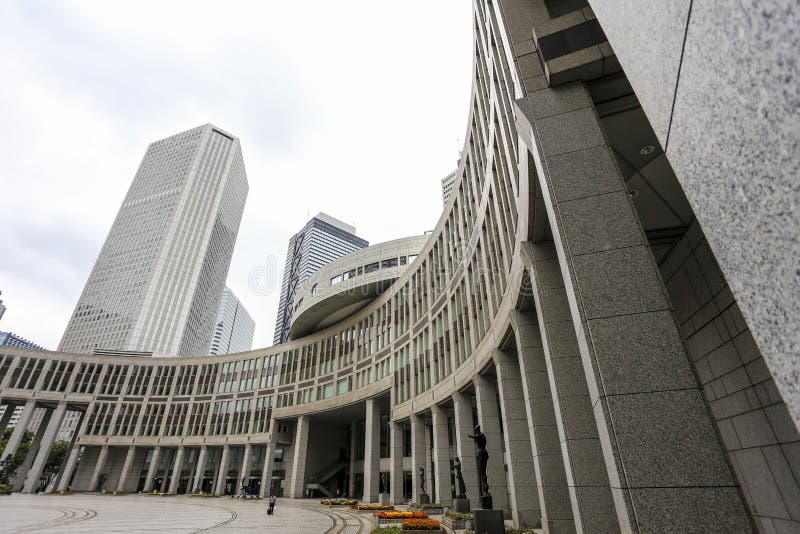 O governo metropolitano do Tóquio que constrói igualmente referiu como Tocho para breve no alvorecer imagem de stock royalty free O governo metropolitano do Tóquio que constrói igualmente referiu como Tocho para breve no alvorecer imagem de stock royalty free