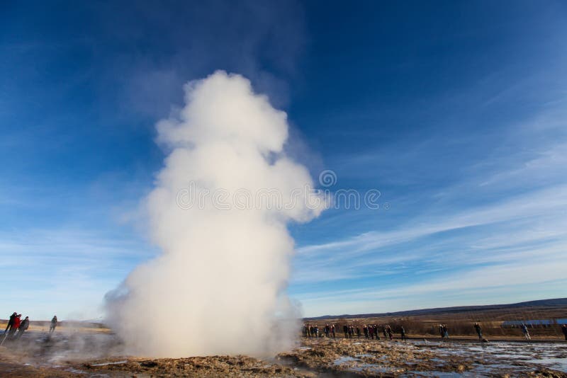 O grande Geysir, geyser em Islândia imagens de stock royalty free O grande Geysir, geyser em Islândia imagens de stock royalty free