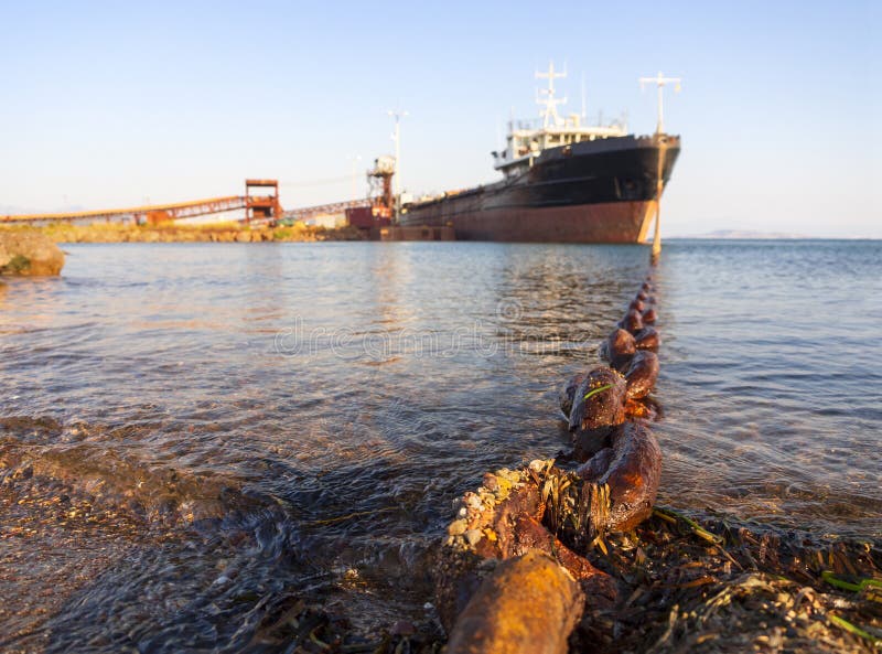 O grande navio de carga - portador de maioria - é carregado no Mar Egeu na ilha grega de Evia, Grécia foto de stock O grande navio de carga - portador de maioria - é carregado no Mar Egeu na ilha grega de Evia, Grécia foto de stock