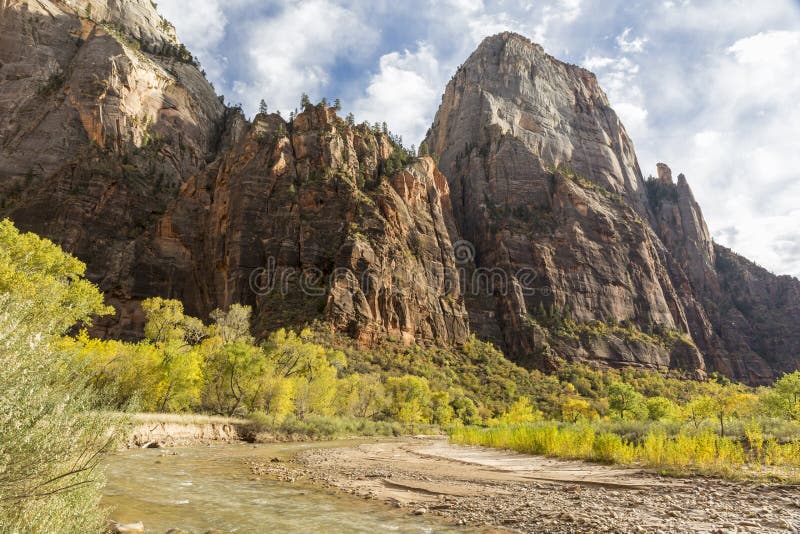 O Grande Trono Branco eleva-se sobre o Rio Virgin imagens de stock