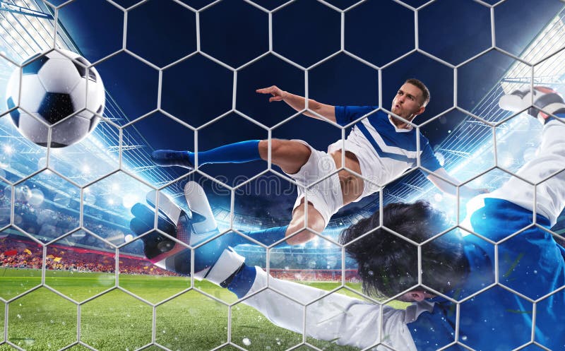 O grevista do futebol bate a bola com um pontapé de salto fotografia de stock royalty free O grevista do futebol bate a bola com um pontapé de salto fotografia de stock royalty free
