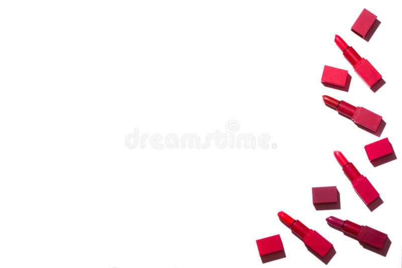 O grupo de batons vermelhos espalhou em um fundo branco imagens de stock royalty free O grupo de batons vermelhos espalhou em um fundo branco imagens de stock royalty free