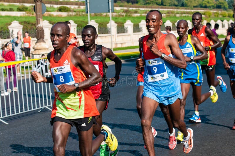 O grupo de corredores de maratona não identificados compete