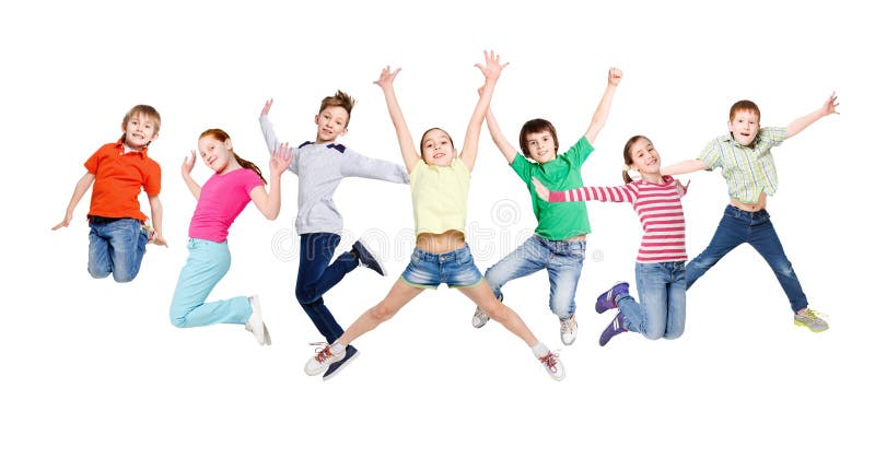 O grupo de crianças que saltam no branco isolou o fundo do estúdio foto de stock royalty free O grupo de crianças que saltam no branco isolou o fundo do estúdio foto de stock royalty free