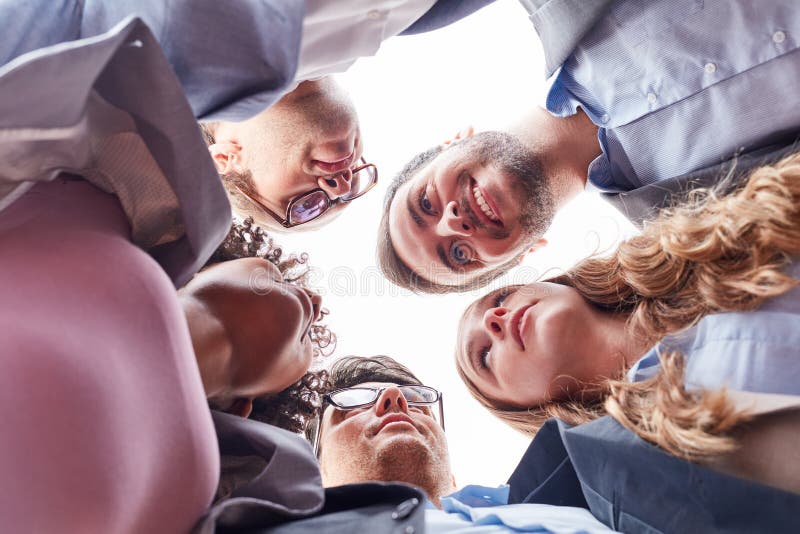 O grupo de executivos está estando no círculo imagens de stock O grupo de executivos está estando no círculo imagens de stock