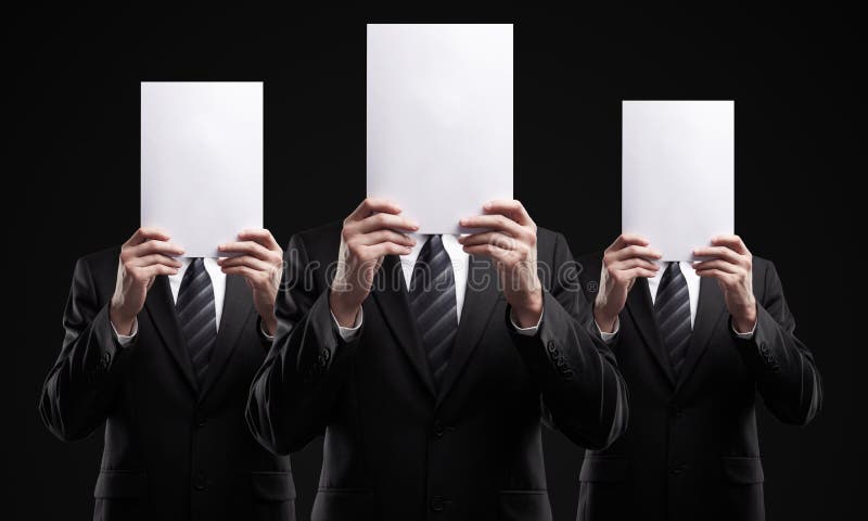 O grupo de executivos que prendem um espaço em branco assina foto de stock O grupo de executivos que prendem um espaço em branco assina foto de stock