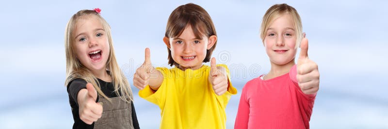 O grupo de polegares novos de sorriso do sucesso das meninas das crianças das crianças levanta a bandeira positiva fotografia de stock royalty free O grupo de polegares novos de sorriso do sucesso das meninas das crianças das crianças levanta a bandeira positiva fotografia de stock royalty free
