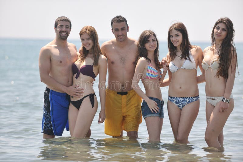 Meninas bonitas na praia - Fotos de arquivo #20512811