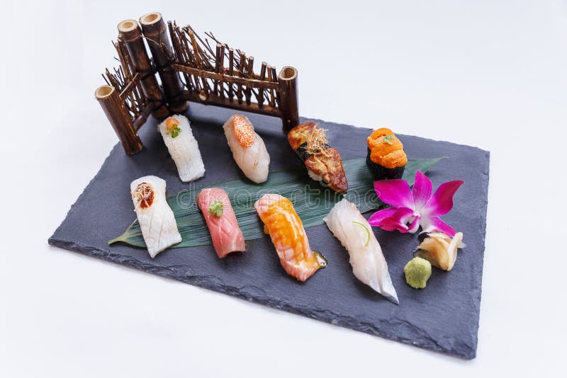 O grupo superior do sushi inclui Engawa, Hamachi, Hotate, Toro, Foie Gras, salmões, diabrete de mar e TAI fotos de stock O grupo superior do sushi inclui Engawa, Hamachi, Hotate, Toro, Foie Gras, salmões, diabrete de mar e TAI fotos de stock