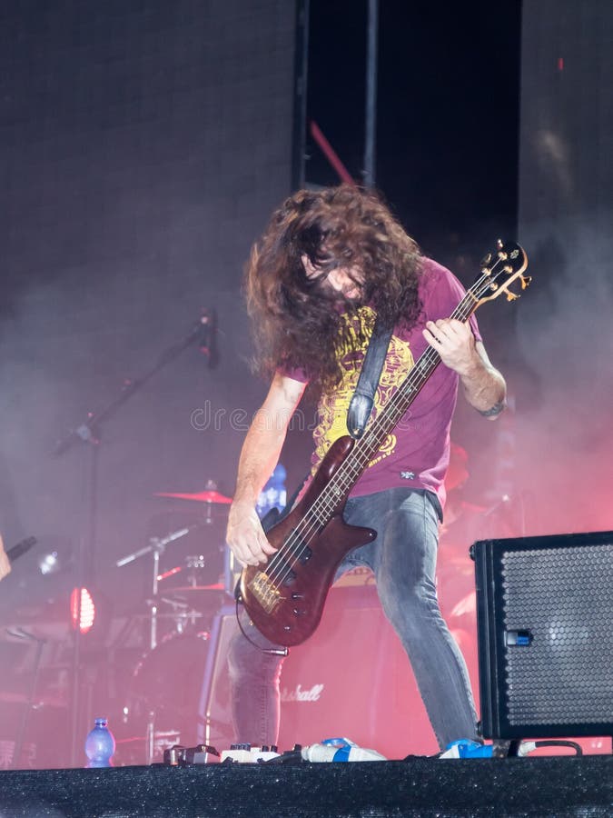 O guitarrista do grupo musical executa na fase no festival anual tradicional da cerveja em Haifa, Israel foto de stock O guitarrista do grupo musical executa na fase no festival anual tradicional da cerveja em Haifa, Israel foto de stock