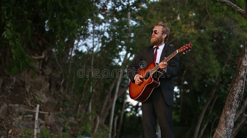 O guitarrista farpado joga e sai