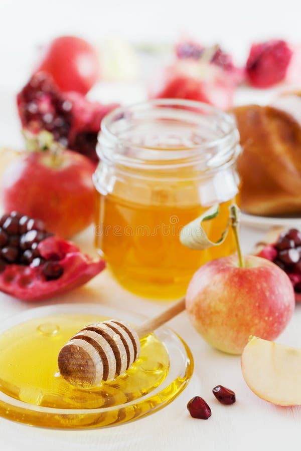O hala do mel, da maçã, da romã e do pão, tabela ajustou-se com alimento tradicional para o feriado judaico do ano novo, Rosh Has