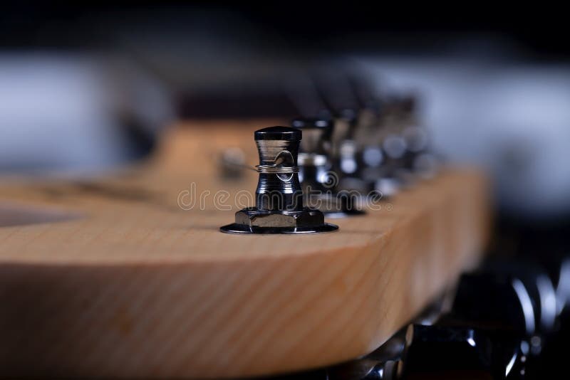 O headstock de um mastro de uma guitarra elétrica fotografia de stock royalty free O headstock de um mastro de uma guitarra elétrica fotografia de stock royalty free