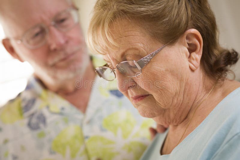 O homem adulto superior consola a fêmea adulta superior triste fotos de stock royalty free O homem adulto superior consola a fêmea adulta superior triste fotos de stock royalty free