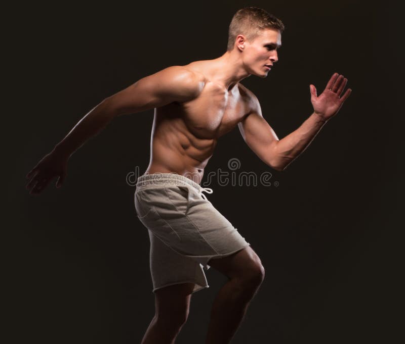 O homem atlético e muscular está correndo foto de stock O homem atlético e muscular está correndo foto de stock