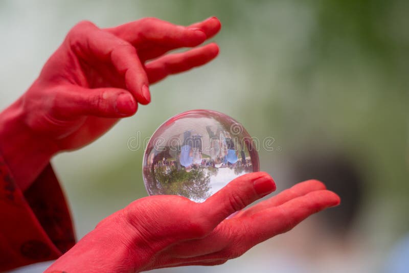 Jogos Carmesins Do Demônio Com Bola De Cristal Imagem de Stock - Imagem de  paranormal, svengali: 114995077