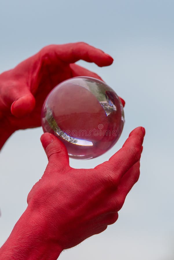 Jogos Carmesins Do Demônio Com Bola De Cristal Imagem de Stock